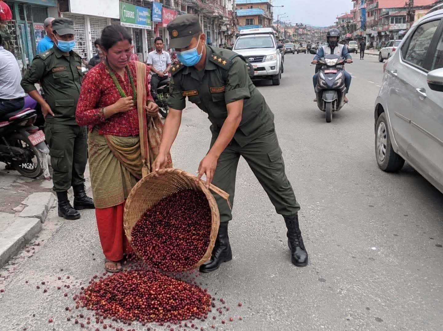 काफल बेच्ने महिलामाथि नगर प्रहरीको व्यवहारप्रति आक्रोश