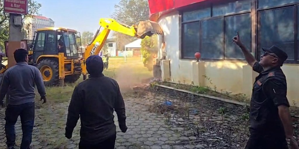 पूर्वऊर्जामन्त्री खड्काले स्काउटको जग्गामा बनाएका संरचनामा डोजर चल्यो
